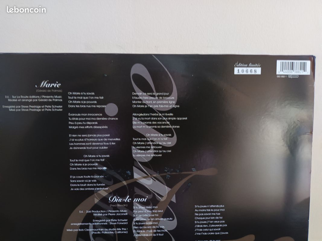 Vend vinyle MAXI 33 Tr (12 ") rare édition limitée N° 10668 JOHNNYHALLYDAY " Marie" original de 2002 (image 3)