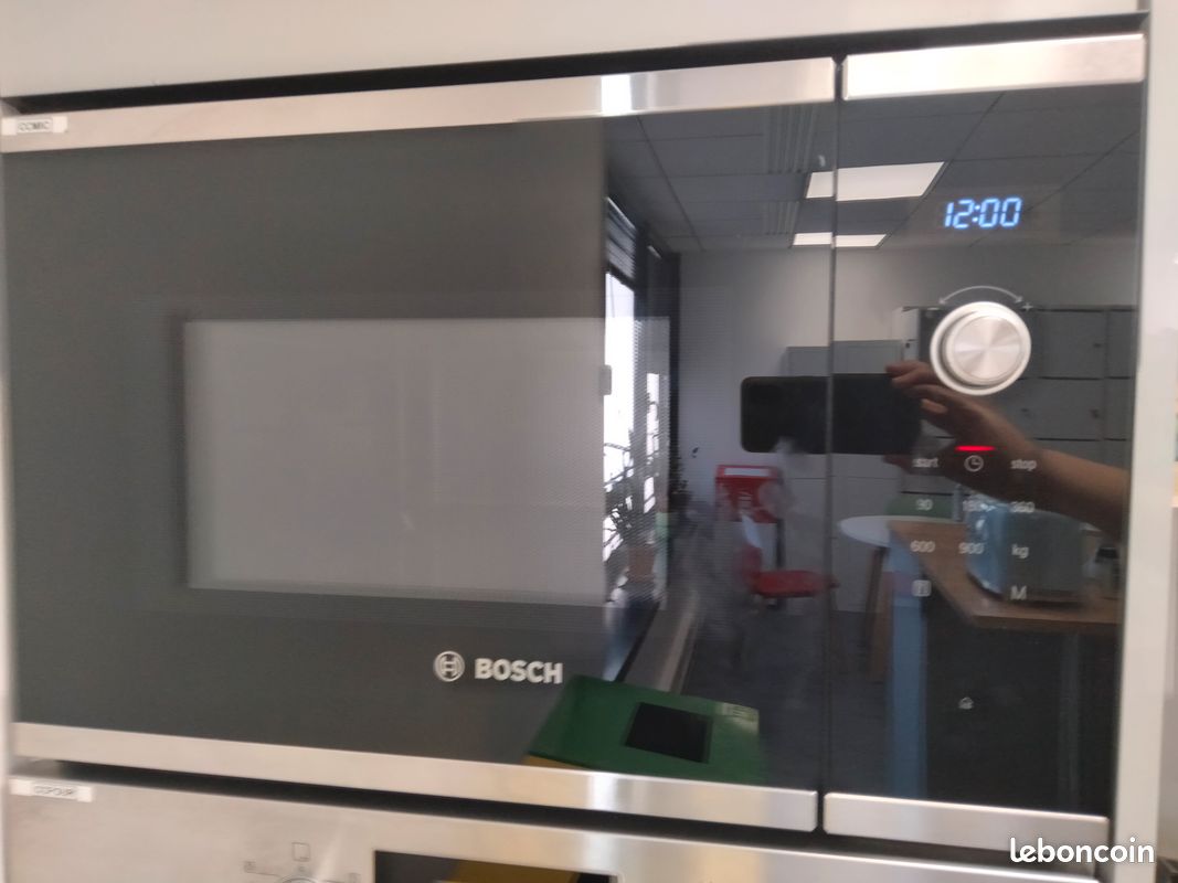 Four Micro-ondes Encastrable Bosch Série 4 BFL523MS1F - Inox - 4 Programmes Auto - Nettoyage Facile - 800W