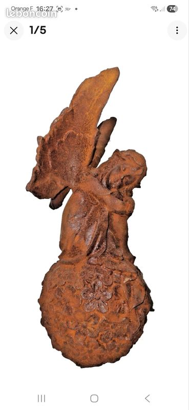 Statue d'une fée assise sur une boule ornée de fleurs (image 2)