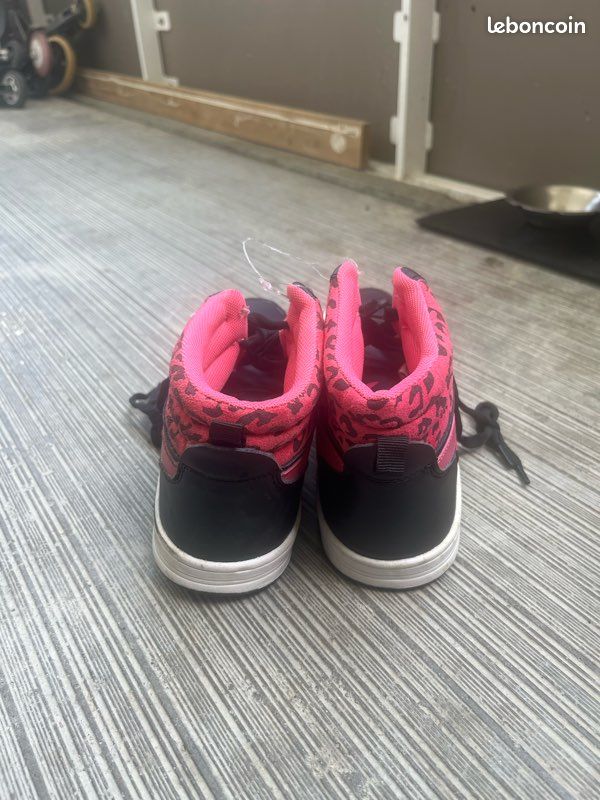 Une paire de baskets (image 3)
