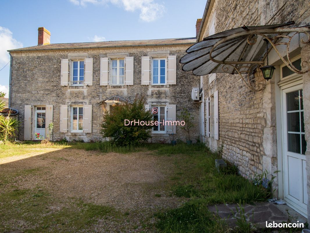 Maison 8 pièces 233 m² · à Nalliers · 233 m² · 171 000 €