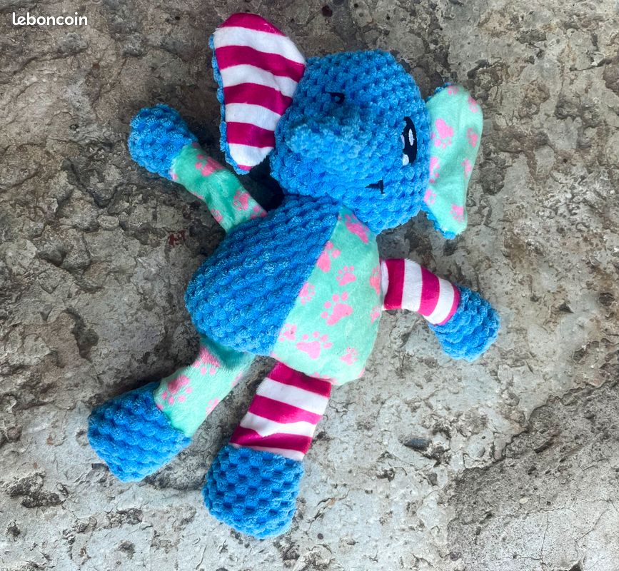 Neuf et emballé. Peluche éléphant bleu avec plusieurs textures différentes pour varier le plaisir et le jeu pour chien de toutes tailles 26*15cm (image 3)