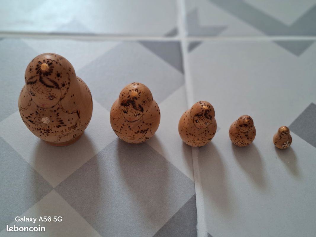 Poupées russes gigognes (Matriochkas) en bois brut gravé – Très bon état (image 1)