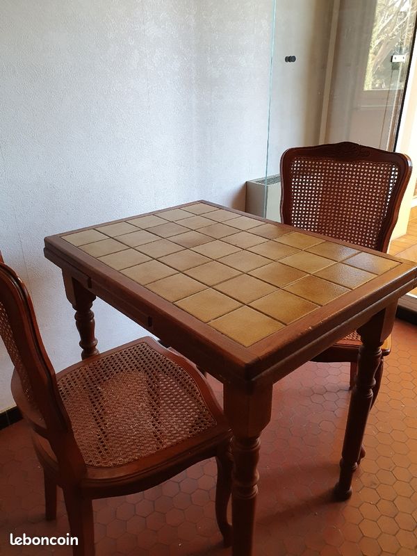 Table avec deux chaise (image 1)