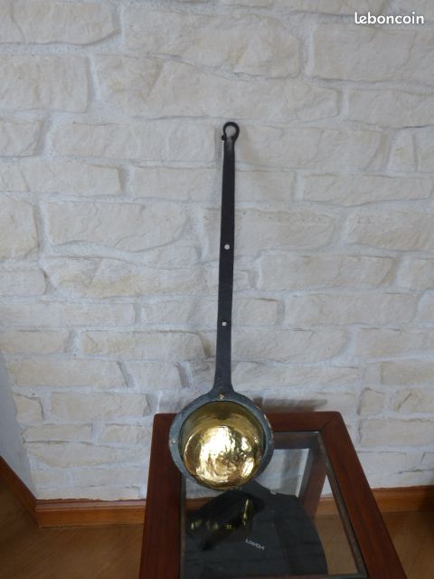 Récipient poêlon laiton très ancien avec long manche en acier et divers (image 2)