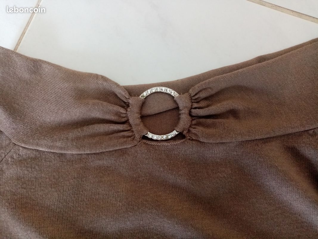 Pull Manches Longues Taille 38 - Couleur Taupe - Col Large Tombant - Avec Broche Ronde - Occasion Bon État