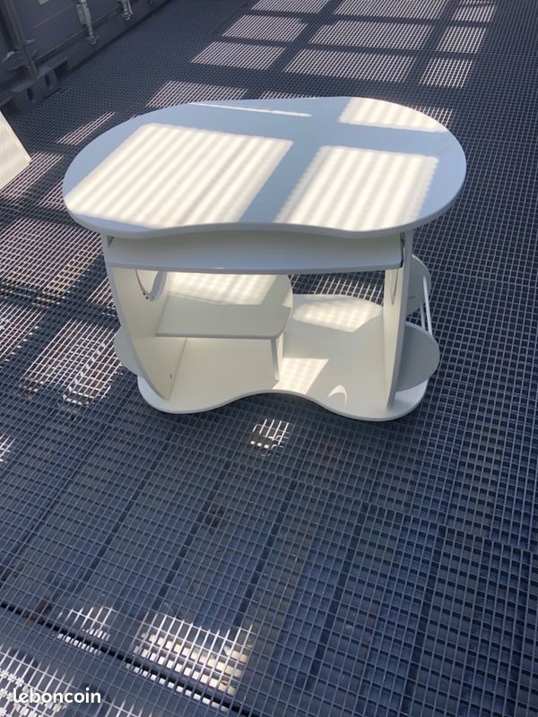 Joli bureau, pouvant servir aussi pour adulte, avec tablette pour ordinateur (image 1)
