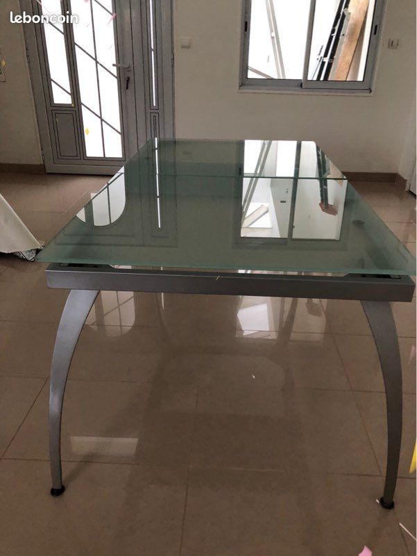 Table en verre (image 1)
