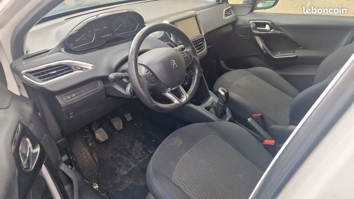 Peugeot 208 1.2l retour de vol carte grise ok (image 2)