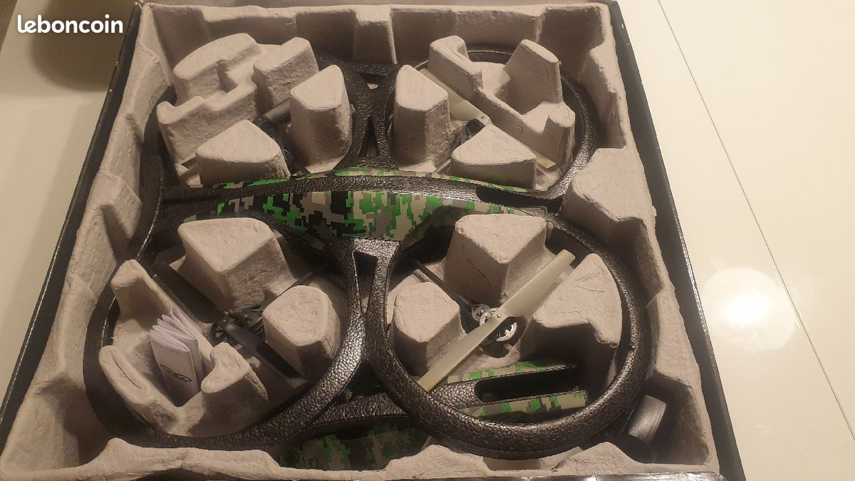 Vend Drone Parrot AR.Drone 2.0 Elite Edition Jungle (image 1)