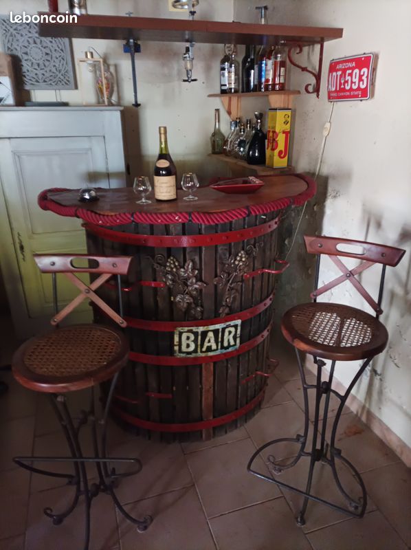 Bar avec tabourets (image 1)