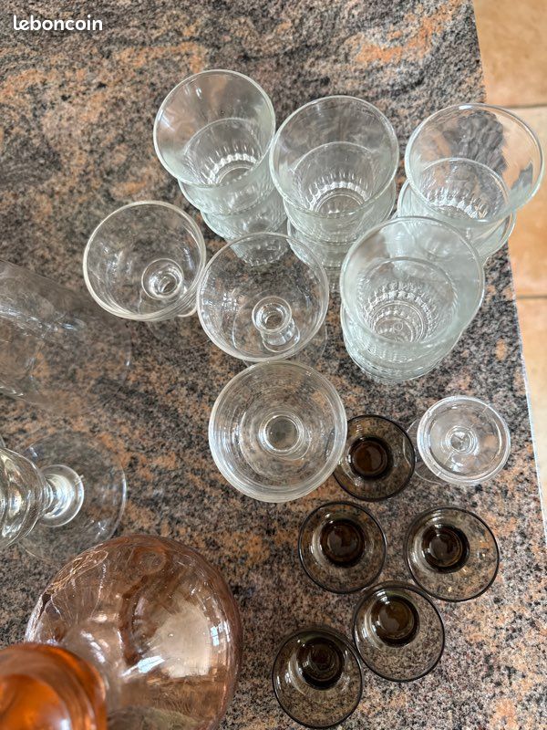 Lot de petit verres anciens et carafe (image 4)