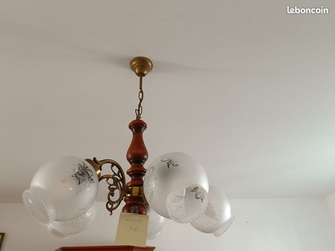 Lustre en bois, 5 globes, très bon état (image 1)