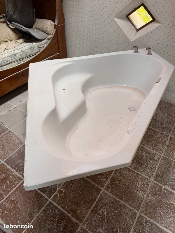Baignoire d’angle 144 cm – blanche – avec robinetterie (image 1)