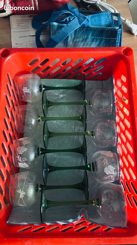 Verres à vins alsaciens, 2 styles (pied vert) (image 1)