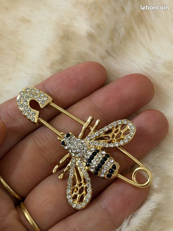Broche en forme d'abeille avec strass en alliage bleu ou jaune