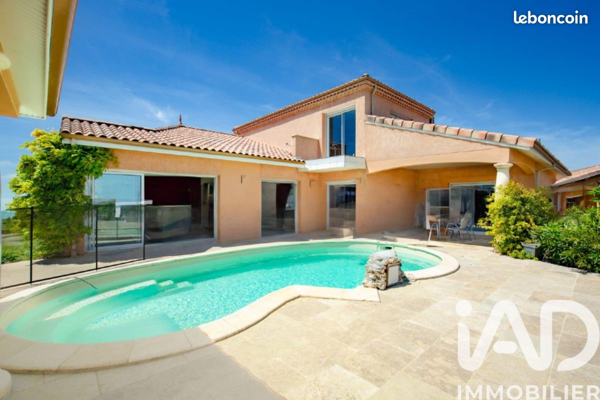 Maison 11 pièces 222 m² · à Maignaut-Tauzia · 222 m² · 399 000 €