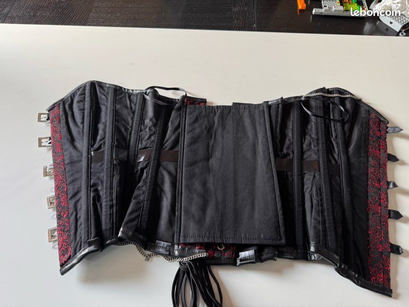 Corset dark gothique noir et rouge (image 10)