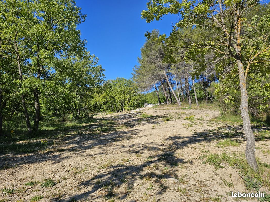 Terrain 627 m² La Roque D Antheron (image 2)
