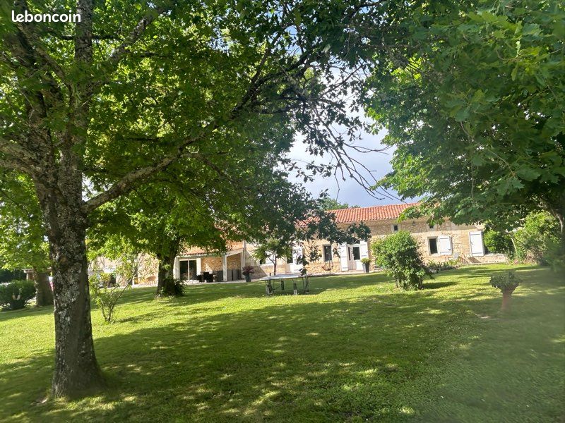 Maison 8 pièces 375 m² · à Cercoux · 375 m² · 515 000 €
