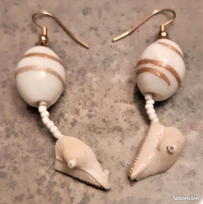 Boucles D'oreilles Coquillage Blanches - Pendantes Avec Clous - Neuf Avec étiquettes