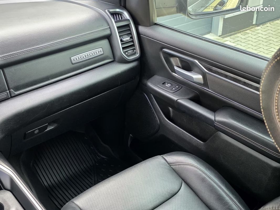 Dodge RAM 1500 Big Horn Night Edition 5.7 HEMI eTorque 401 ch 4x4 – Lift 9” – Uconnect 12” – 35” (image 19)