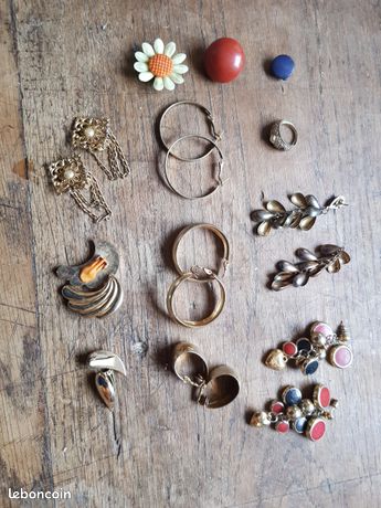 Lot de boucles d’oreille (D'occasion) à Noës pour CHF 8 – avec