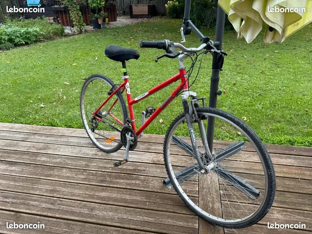 Vélo rouge VTC fourche suspendue riverside 700Décathlon Vélos