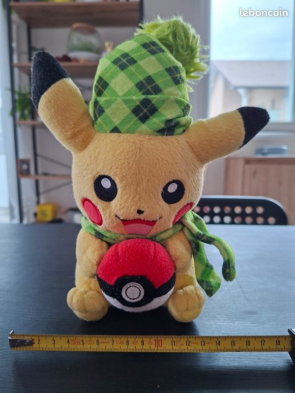 Peluche PIKACHU pokeball, bonnet et écharpe (image 2)