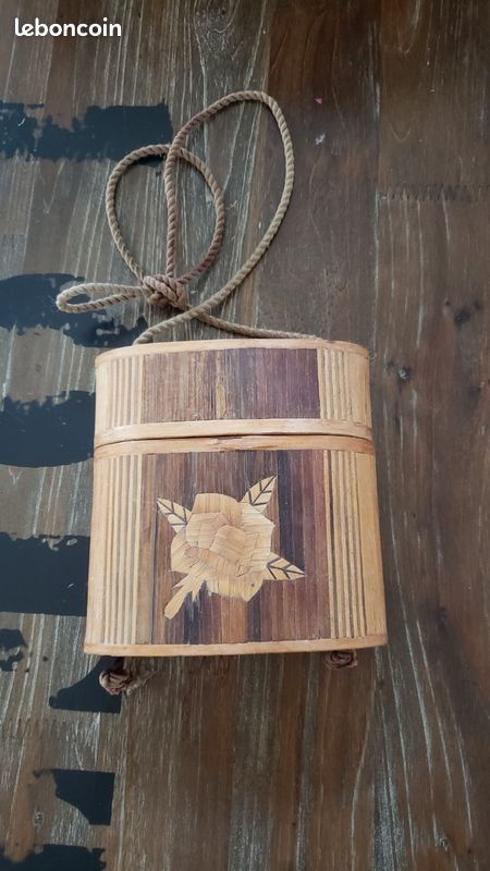 Boîte en bambou avec cordon (image 1)