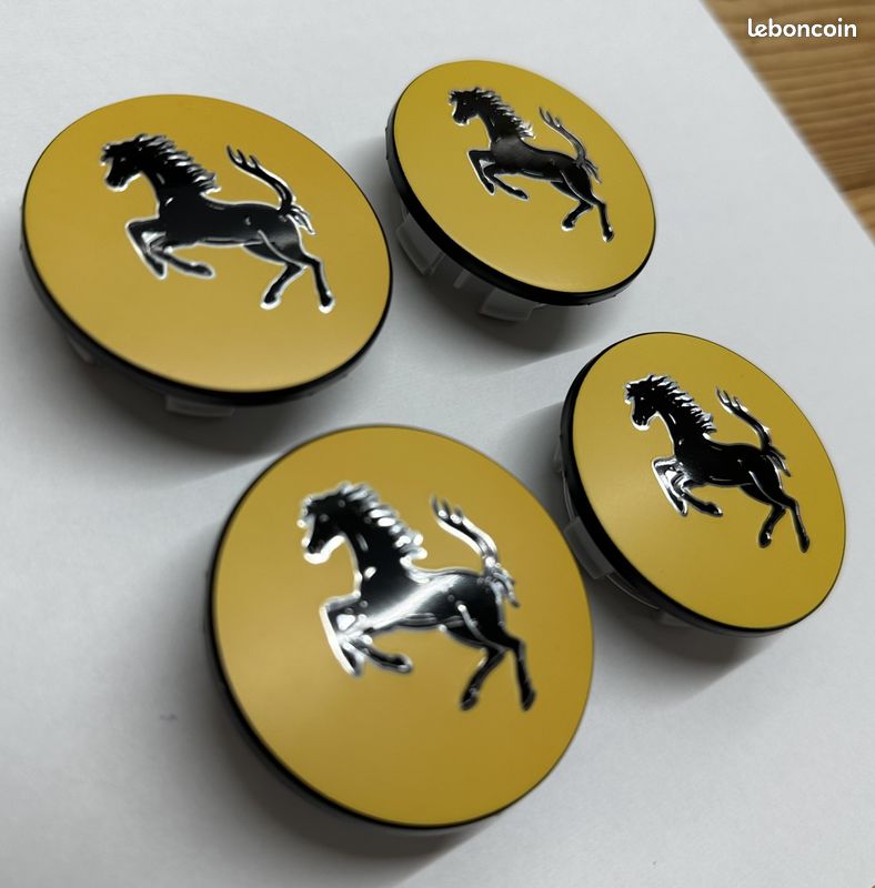 Jeu De 4 Centres De Roue Ferrari Officiels - Logo Jaune Cabré - Enjoliveurs Plastique - Neuf