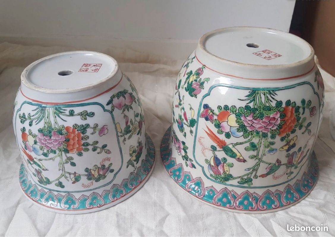 Chine- Paire de Caches Pots en Porcelaine Signés (image 3)