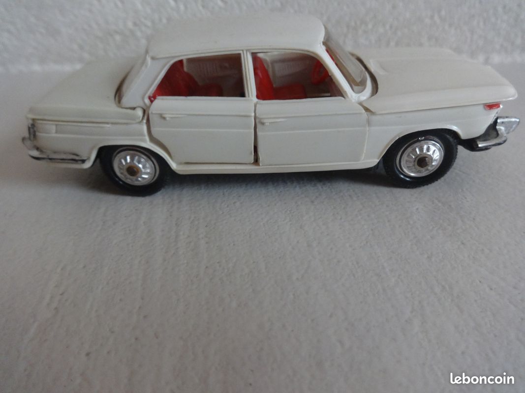 ANCIENNE NOREV PLASTIQUE BMW 2000 TI N°70 ECH 1/43