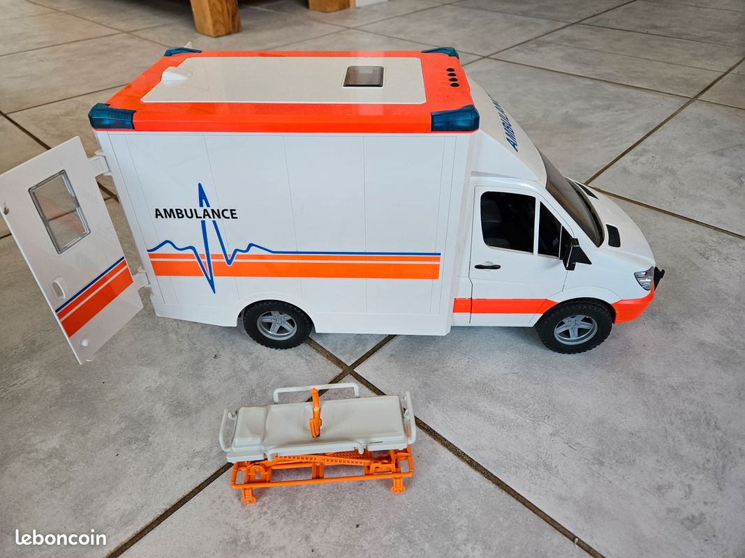 Ambulance Mercedes Bruder 02536 (image 1)