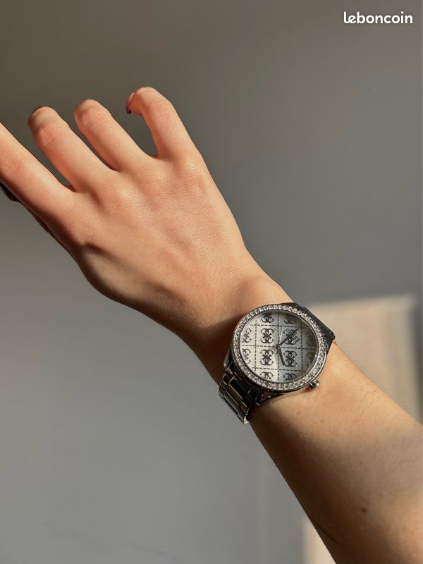 Montre Guess argentée (image 1)