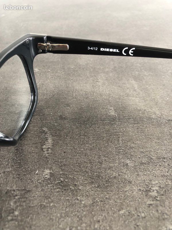 Deux paires de lunettes mixtes vues ou solaires (image 7)