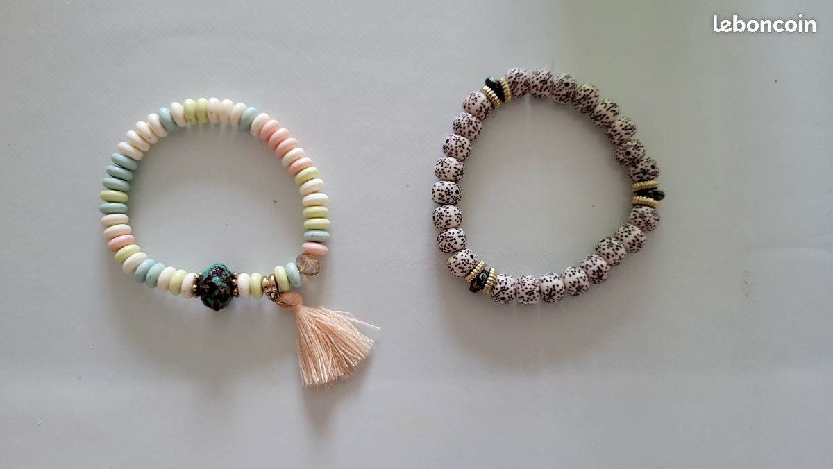 Bracelets fantaisie bohème avec pompon et billes rondes mouchetées