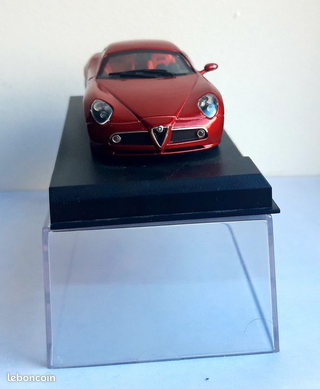 1:43 Alfa Romeo 8C Competizione 2006 Rot met in Plexivitrine (Neu (gemäss Beschreibung)) in