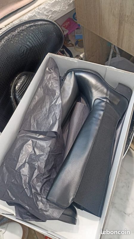 Bottes en cuir neuves (image 1)