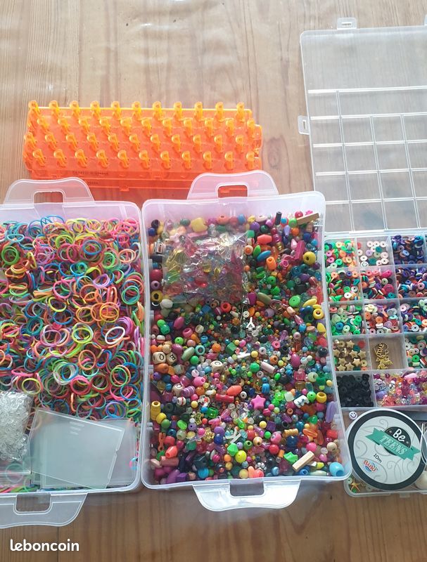 Lot perles et élastiques (image 1)