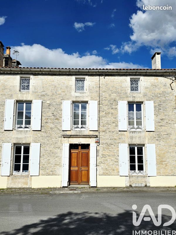 Maison 15 pièces 262 m² · à Rouillac · 262 m² · 375 000 €