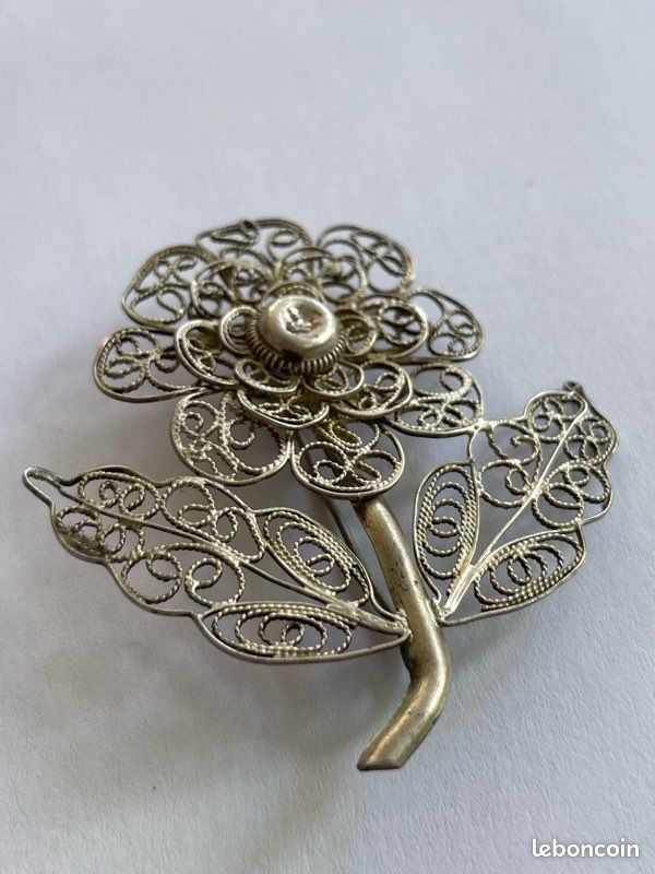 Belle Broche Ancienne Filigranée En Métal Argenté Avec Perle - Bijou Vintage - R12412