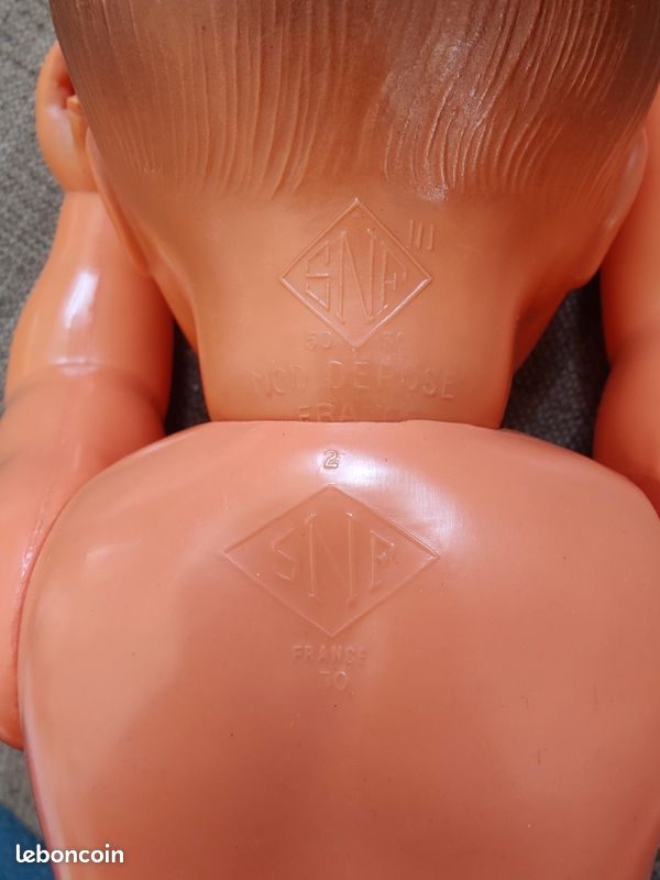 POUPÉE MONDAINE FOLKLORIQUE Lot n° 7 SIC/SNF en Rhodoïd. Taille 19 cm