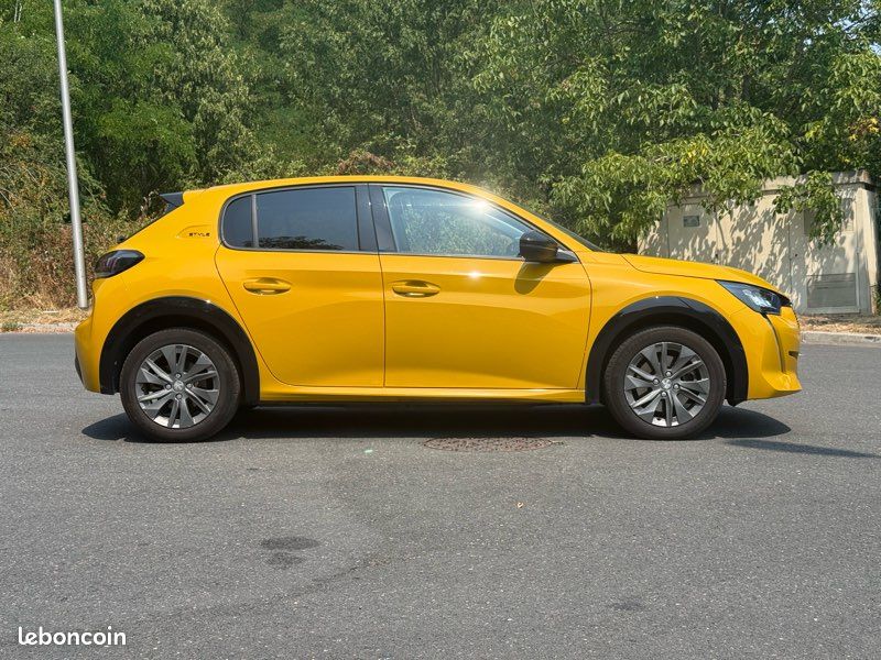 PEUGEOT 208 II 5 Portes e-208 136ch « STYLE » (image 6)