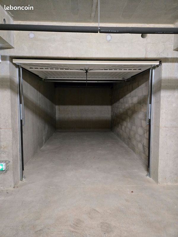 Garage / box · à Saint-Nazaire-les-Eymes · 100 €