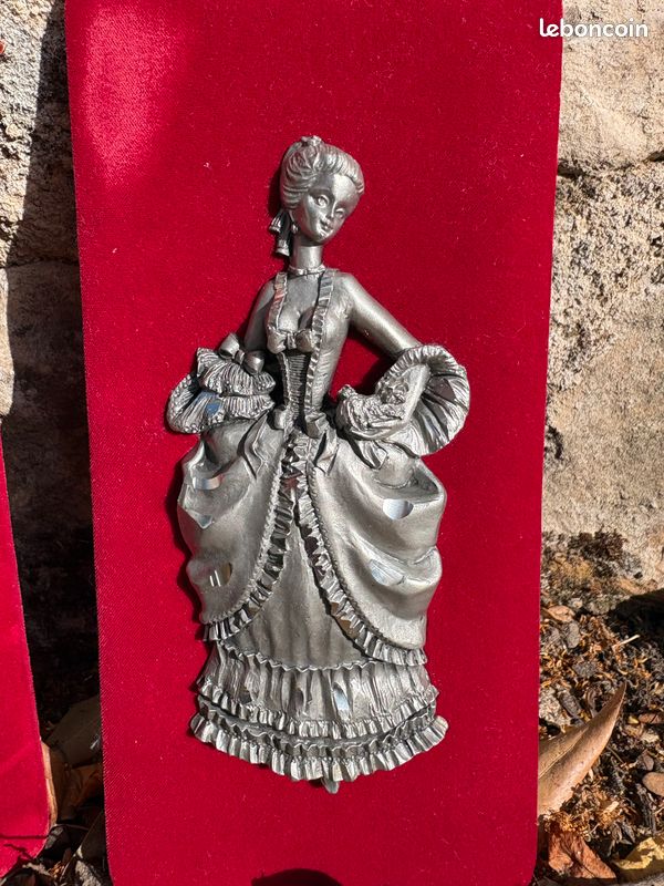 Lot de deux figurines en étain sur velours rouge (image 4)
