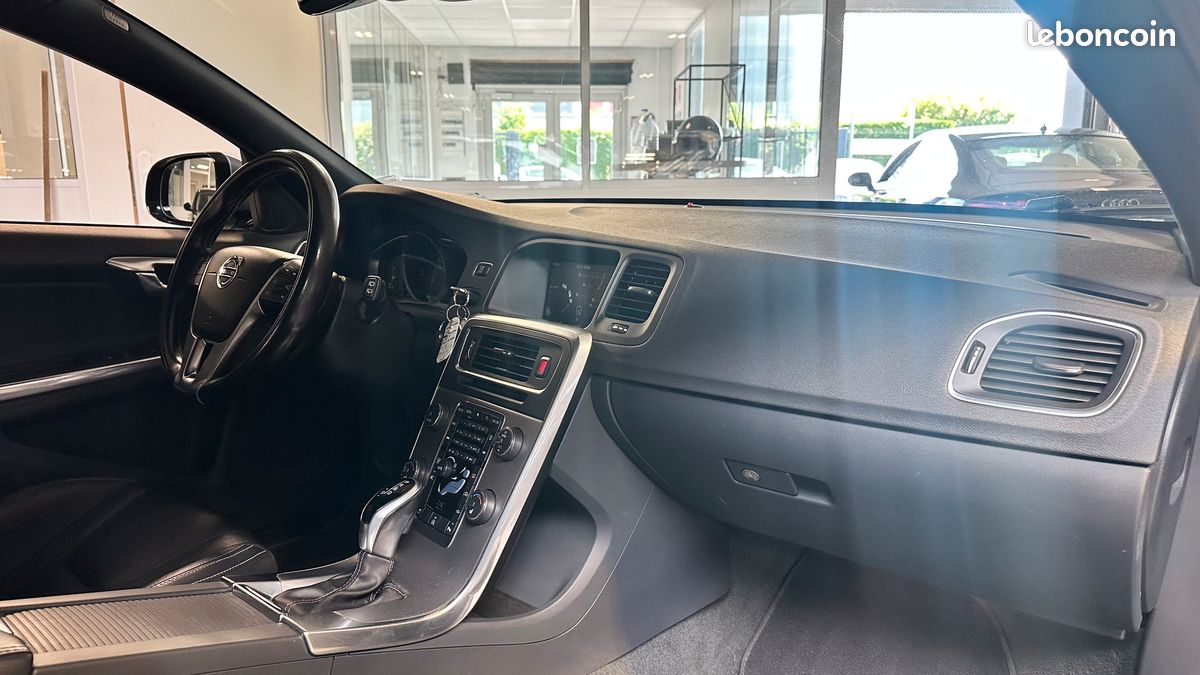 Volvo V60 D4 2.0 190ch Momentum Geartronic "Carnet d'entretien" (image 3)
