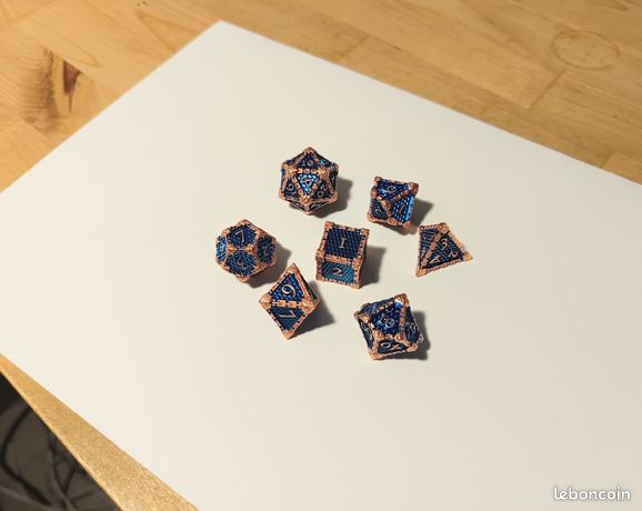 DNDND Ensemble de dés en métal D&D, 7 pièces de dés D&D à échelle de dragon métallique avec pochette en velours pour le jeu Donjons & Dragons (Teal et violet avec bordure DNDND Ensemble de dés en métal D&D, 7 pièces de dés D&D à échelle de dragon métallique avec pochette en velours pour le jeu Donjons & Dragons (Teal et violet avec bordure