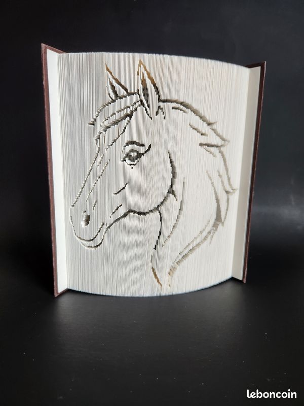 Cheval en livre sculpté (image 2)