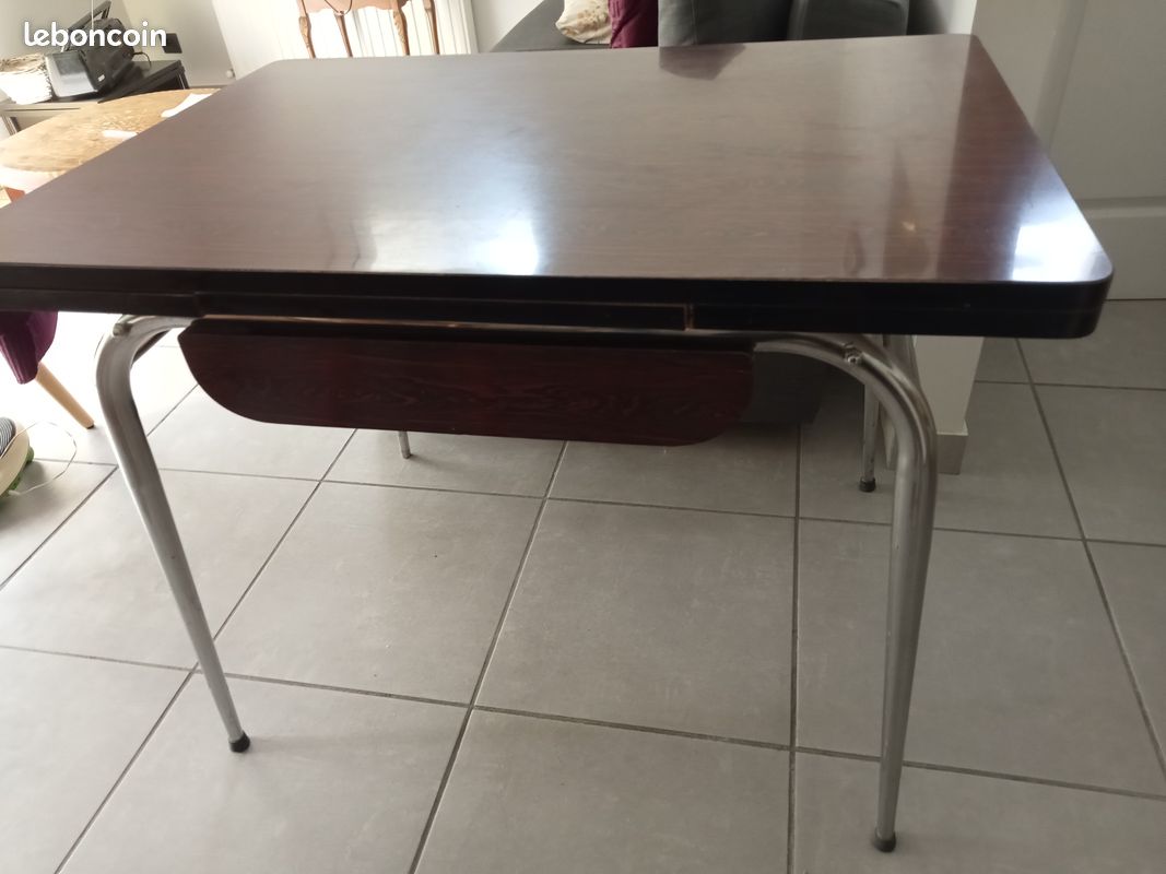 Table et placard de cuisine (image 1)